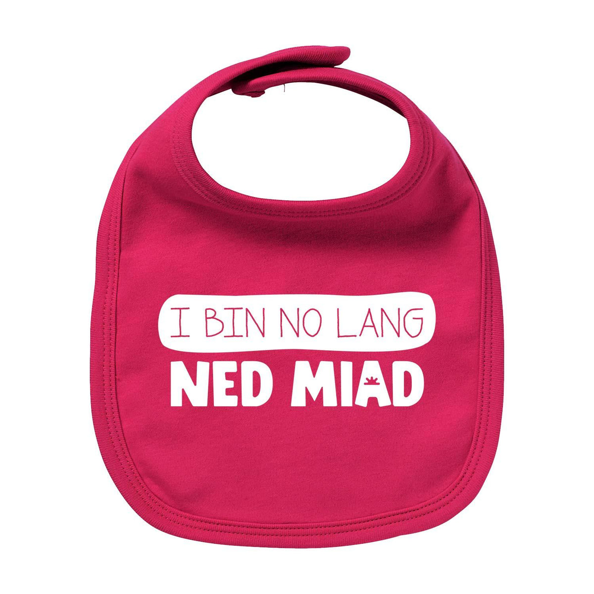 Pinkes Lätzchen "i bin no lang ned miad" für Babys, mit weißem Textaufdruck.