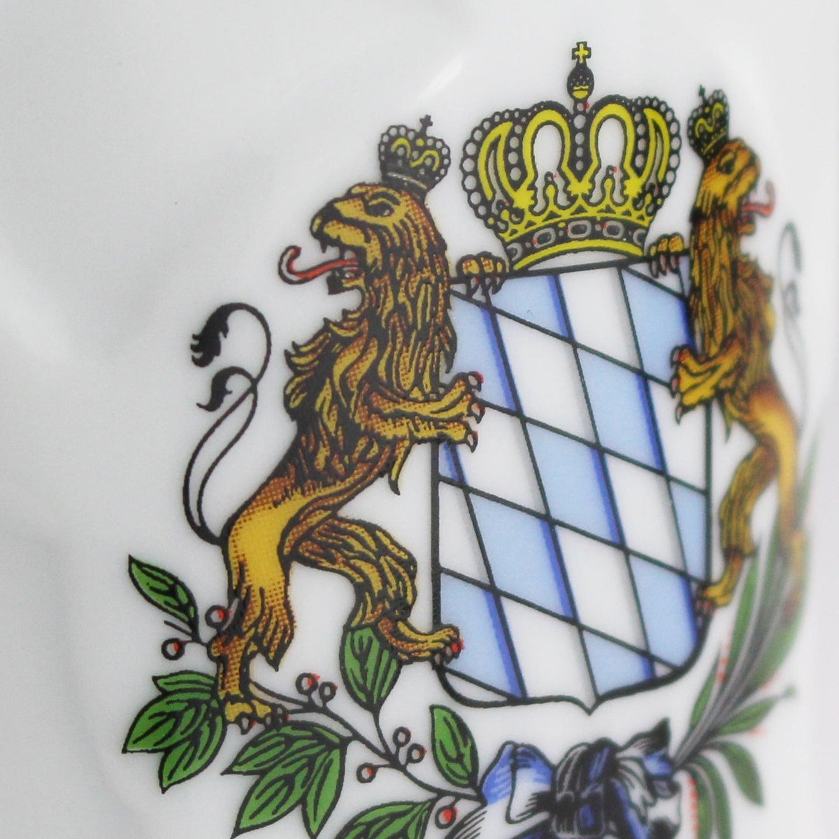 Nahaufnahme Bayern-Wappen auf der Maßkrug Tasse: weiß-blauer Rautenschild mit goldener Krone, zwei goldene Löwen, grüne Zweige