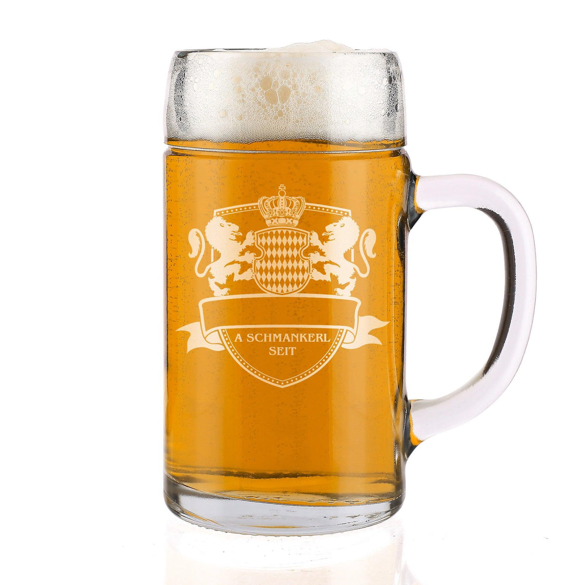 Maßkrug aus Glas gefüllt mit Bier und Schaumkrone, verziert mit bayerischem Wappen und Löwen.