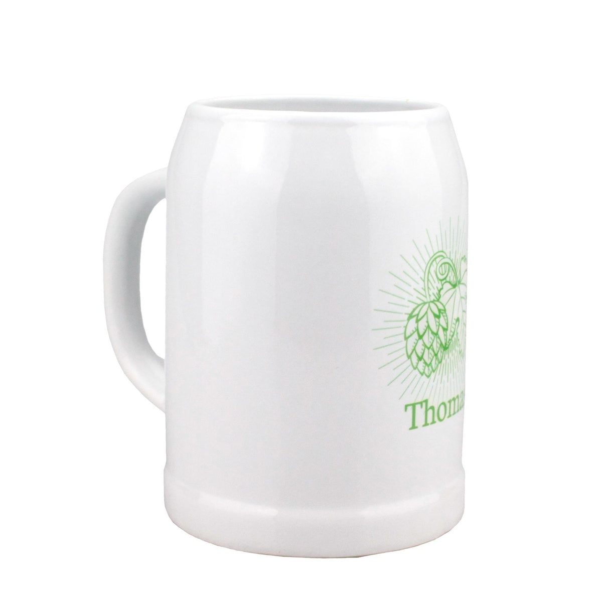 Weißer Keramik-Bierkrug mit grünem Hopfen-Design und 'Thoma' Schriftzug, perfekt für bayrische Feste.