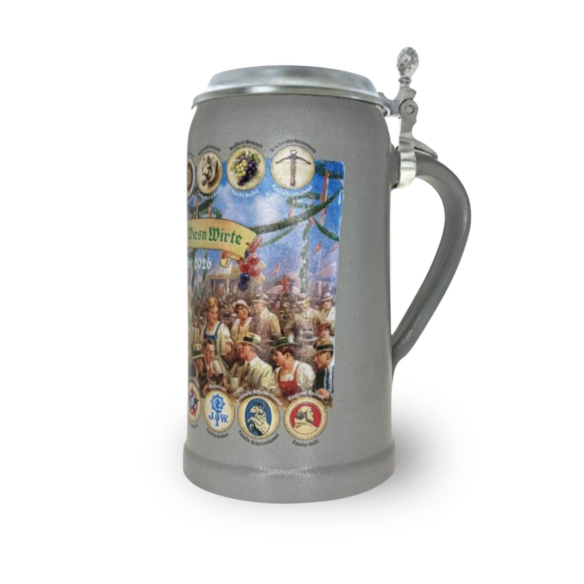 Offizieller Wiesnwirte-Krug 2026 mit Zinndeckel: grauer Steinzeugkrug mit Festzelt-Motiv und Emblemen der Wiesn-Festzelte