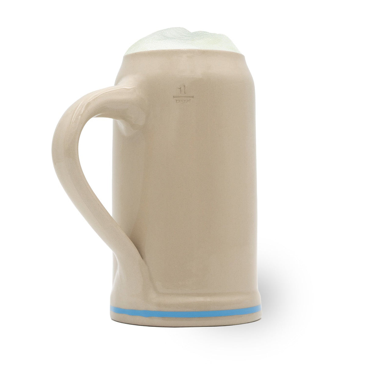 Offizieller Oktoberfestkrug 2025: traditioneller Bierkrug aus Steingut mit hellblauem Band am Boden und Schaumkrone.
