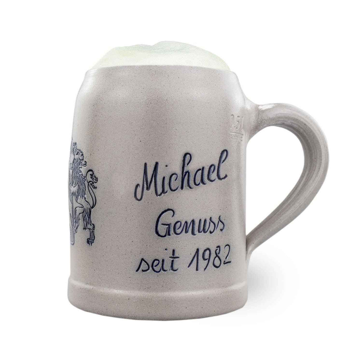 PREMIUM Bierkrug Bayern aus Steingut, personalisiert mit Michael Genuss seit 1982 und bayerischem Wappen.