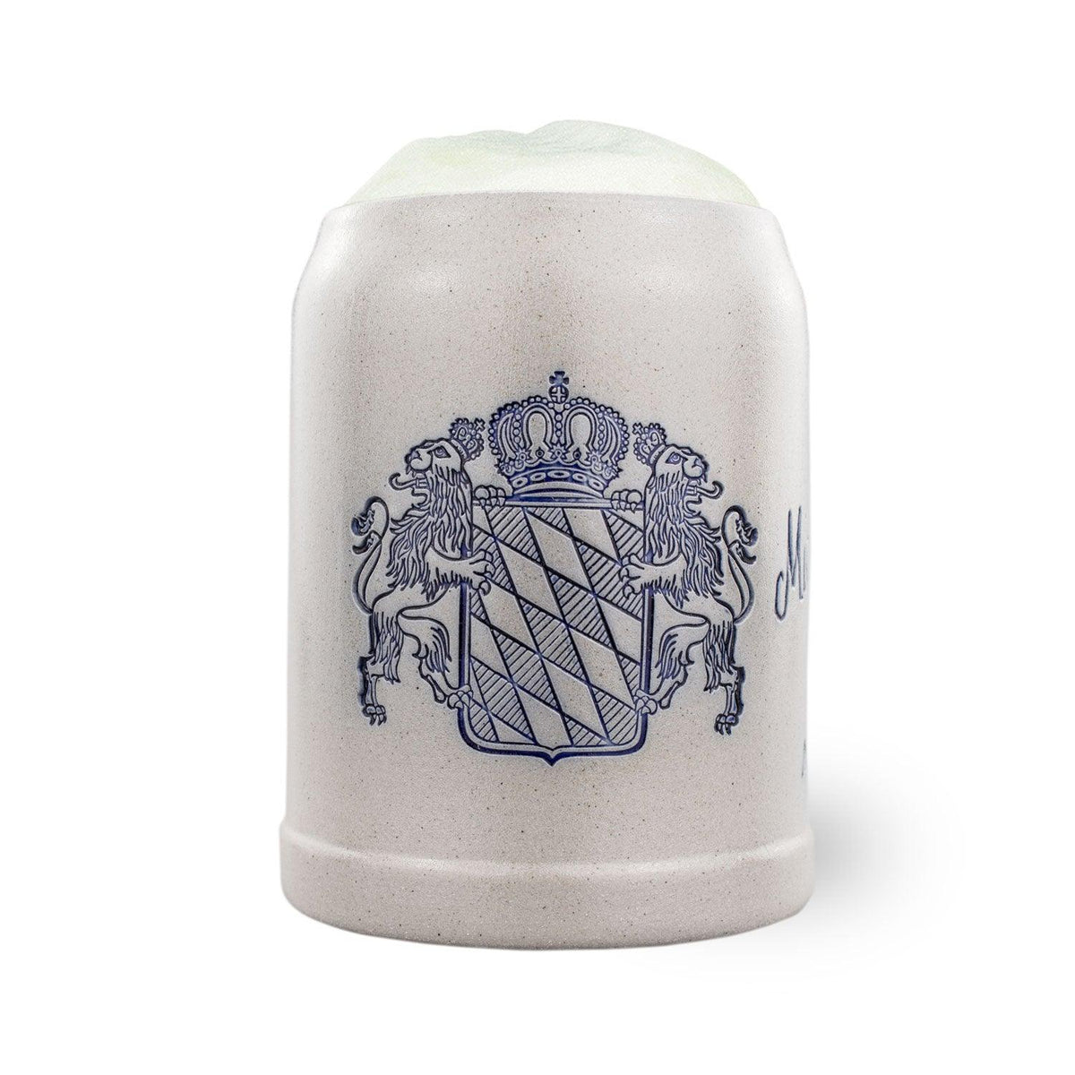 Grauer Keramik-Bierkrug mit blauem, detailreichem Bayernwappen und Löwen, gefüllt mit Schaum.