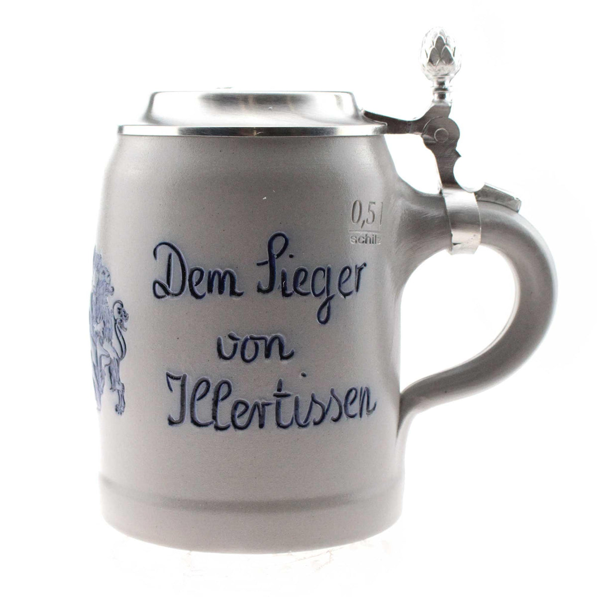 Bierkrug mit Namen und Zinndeckel: Steinkrug 0,5 l mit Beispielgravur „Dem Sieger von Illertissen“ und Eichmarke
