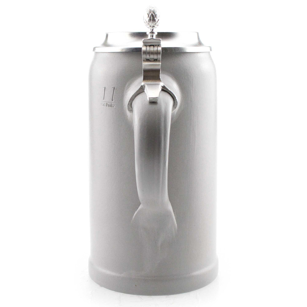 Grauer Keramik-Bierkrug mit poliertem Zinndeckel und Hopfen-Ornament, traditioneller deutscher Stein.