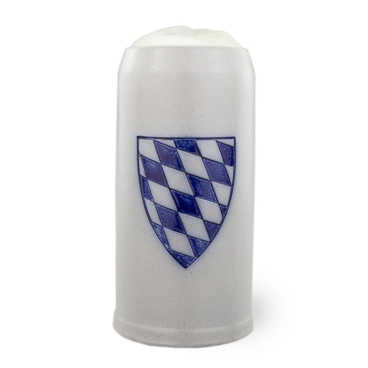 Grauer Bierkrug aus Keramik mit blau-weißem Rautenmuster und einem dicken Schaumkrone Rand.