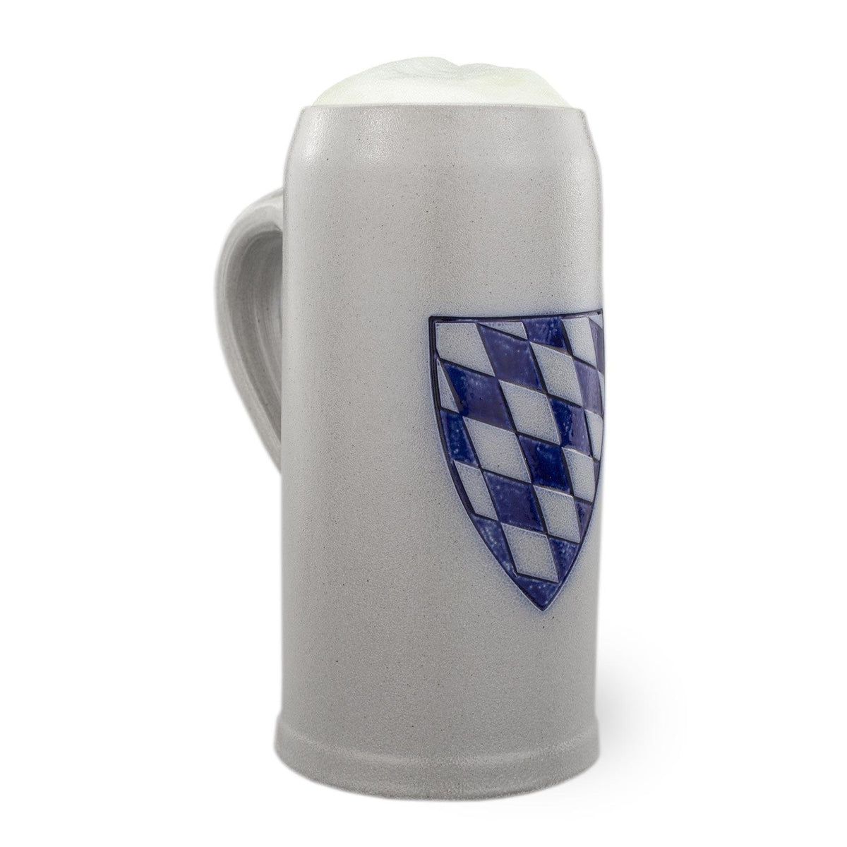 Traditioneller Steingut-Bierkrug mit bayerischem Rautenwappen und Schaumkrone oben.