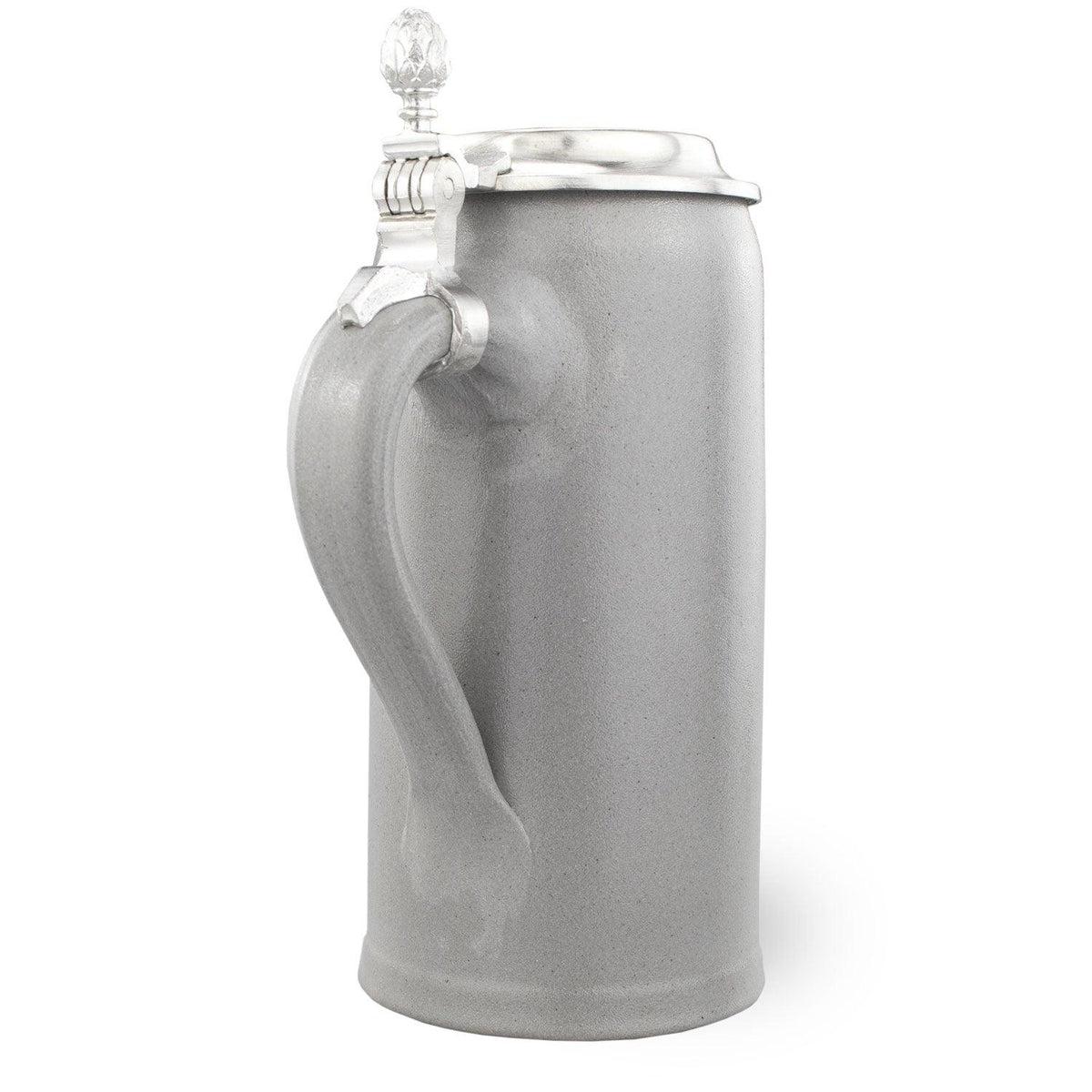 Grauer Steinzeug-Bierkrug mit Griff und detailreichem Zinndeckel mit Adler-Krone, traditioneller Stil.