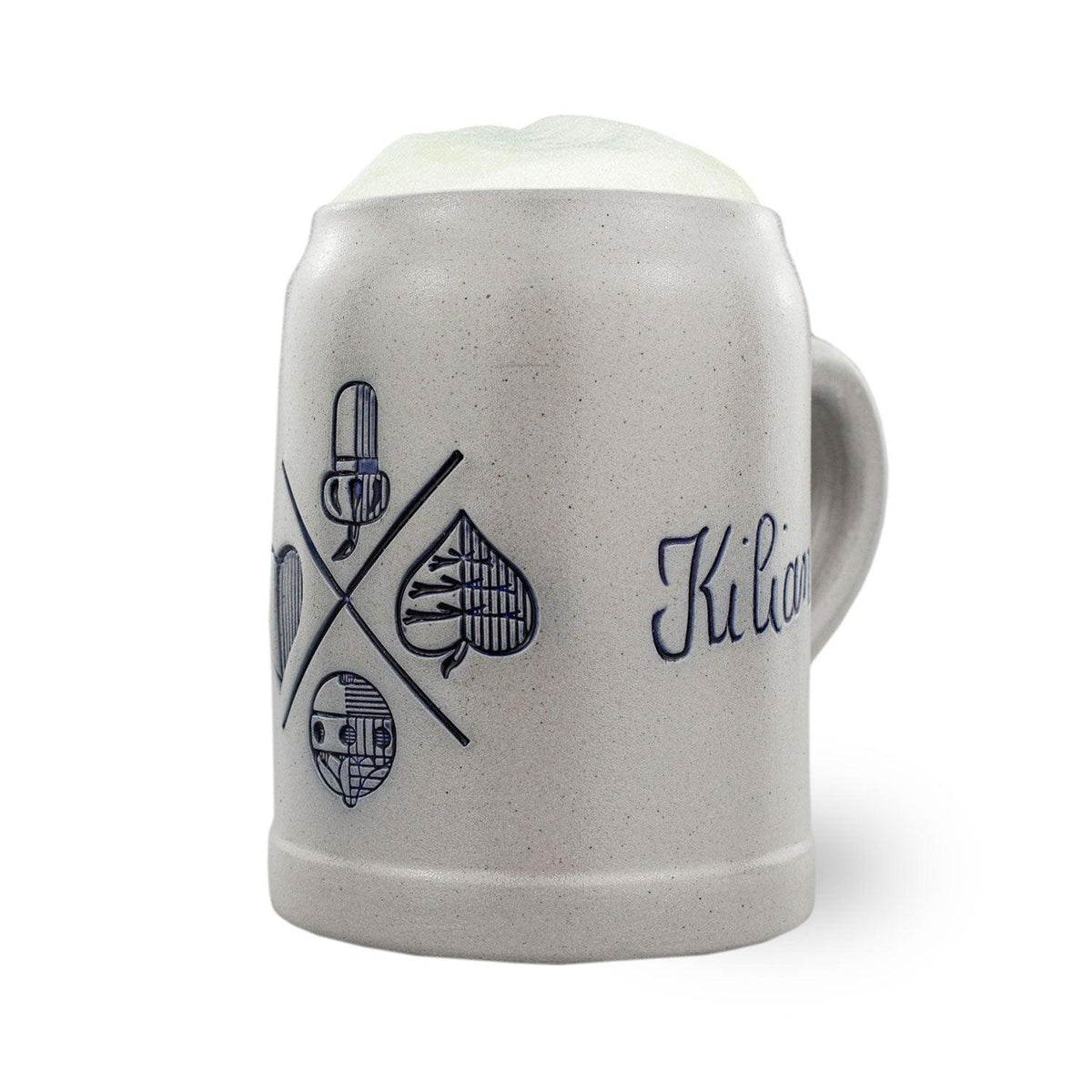 PREMIUM Bierkrug Bayrisch Blatt aus Keramik mit traditionellen Motiven, gefüllt mit hellem Bier und Schaumkrone.