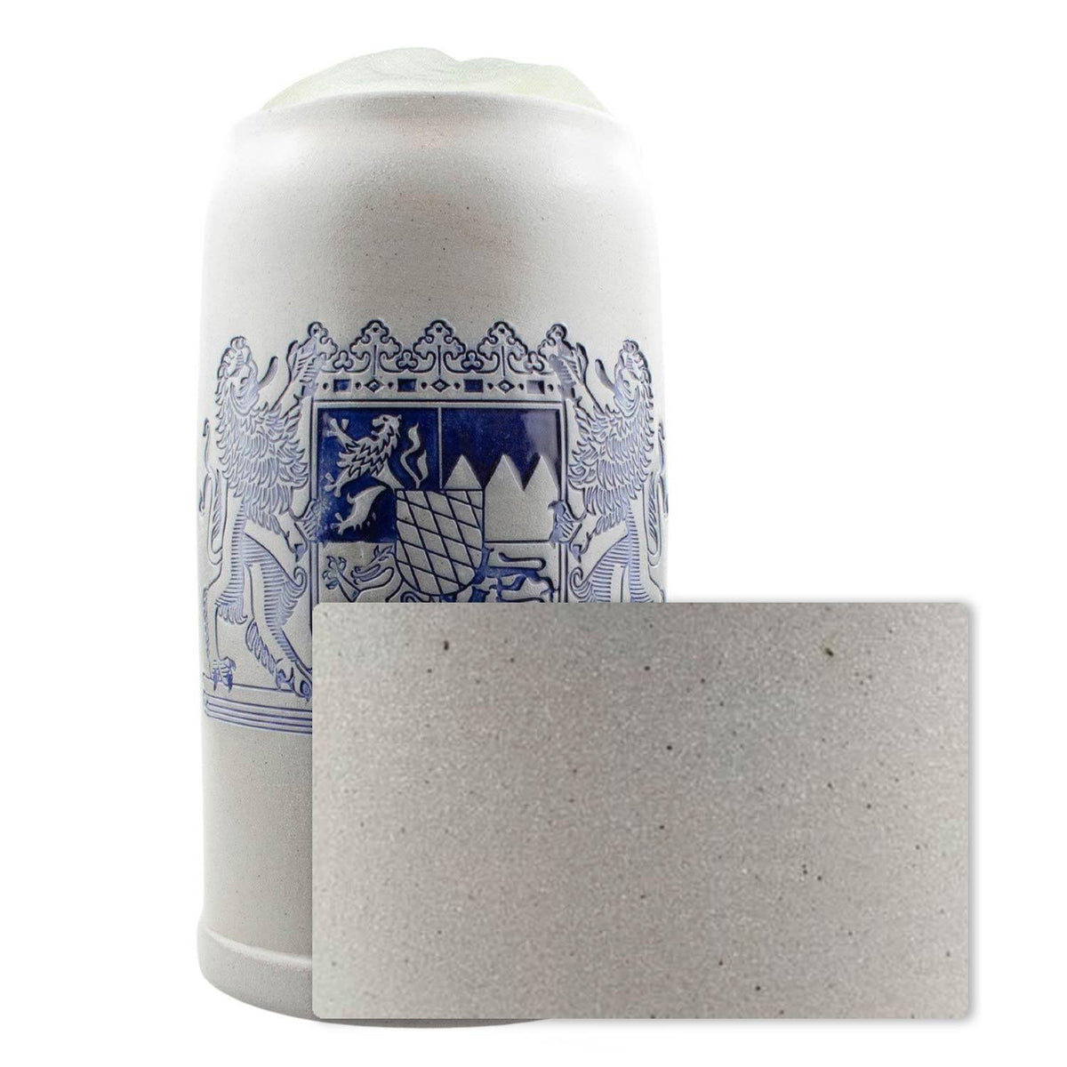 PREMIUM Bierkrug Freistaat Bayern. Steinzeugkrug mit detailliertem blauem bayerischem Wappen und Schaumkrone.