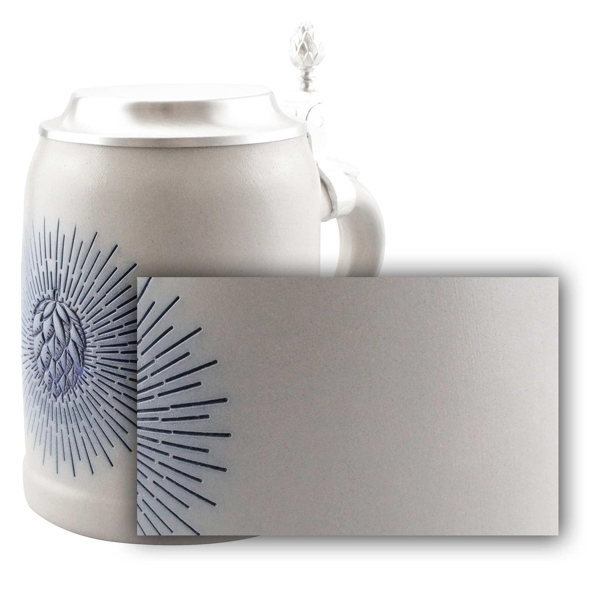 Grauer Keramik-Bierkrug mit blauem Hopfen-Design und Zinndeckel, geeignet für personalisierte Gravur