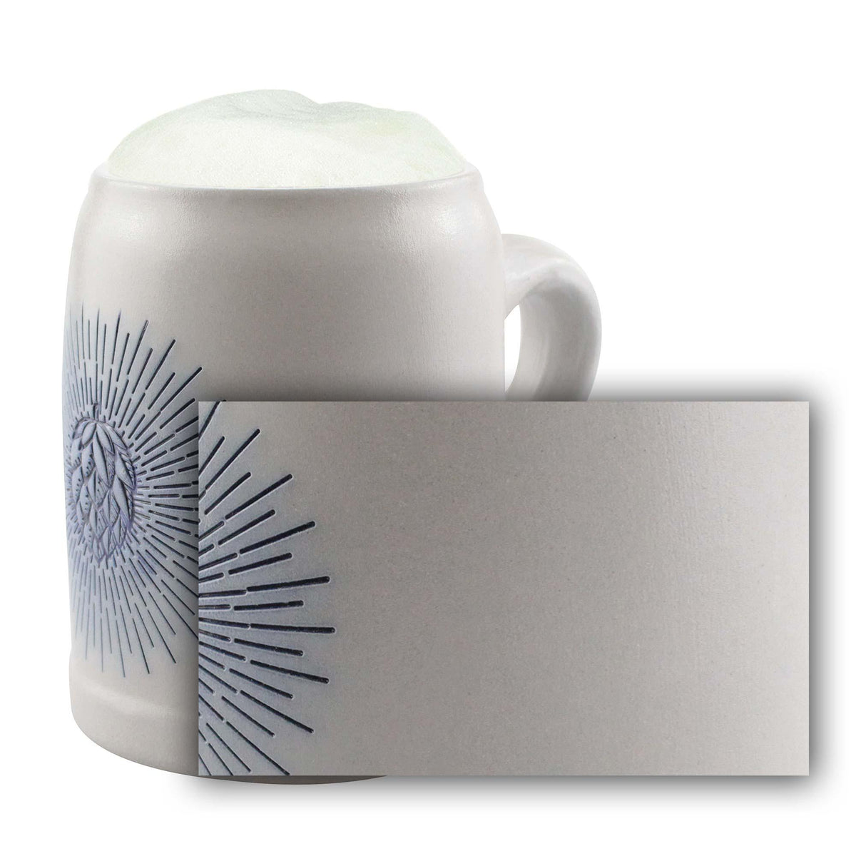Bierkrug mit Gravur „Holy Hopfen“ aus Steinzeug mit blauem Hopfen-Design und Bierschaum