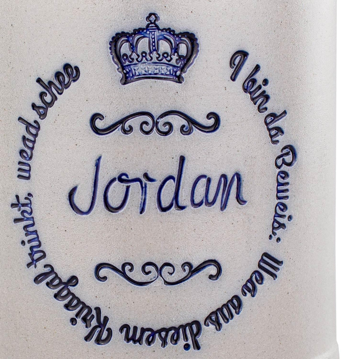 Grau-weißer Bierkrug mit blauer Schrift "Jordan" und königlicher Krone, umrandet von bayerischem Spruch.