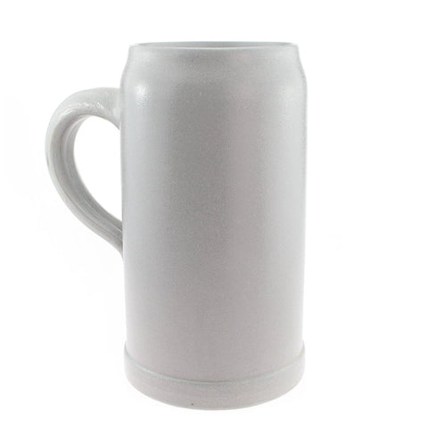 Grauer glänzender Steinzeug-Bierkrug mit Henkel und unregelmäßiger Oberfläche für rustikalen Charme.