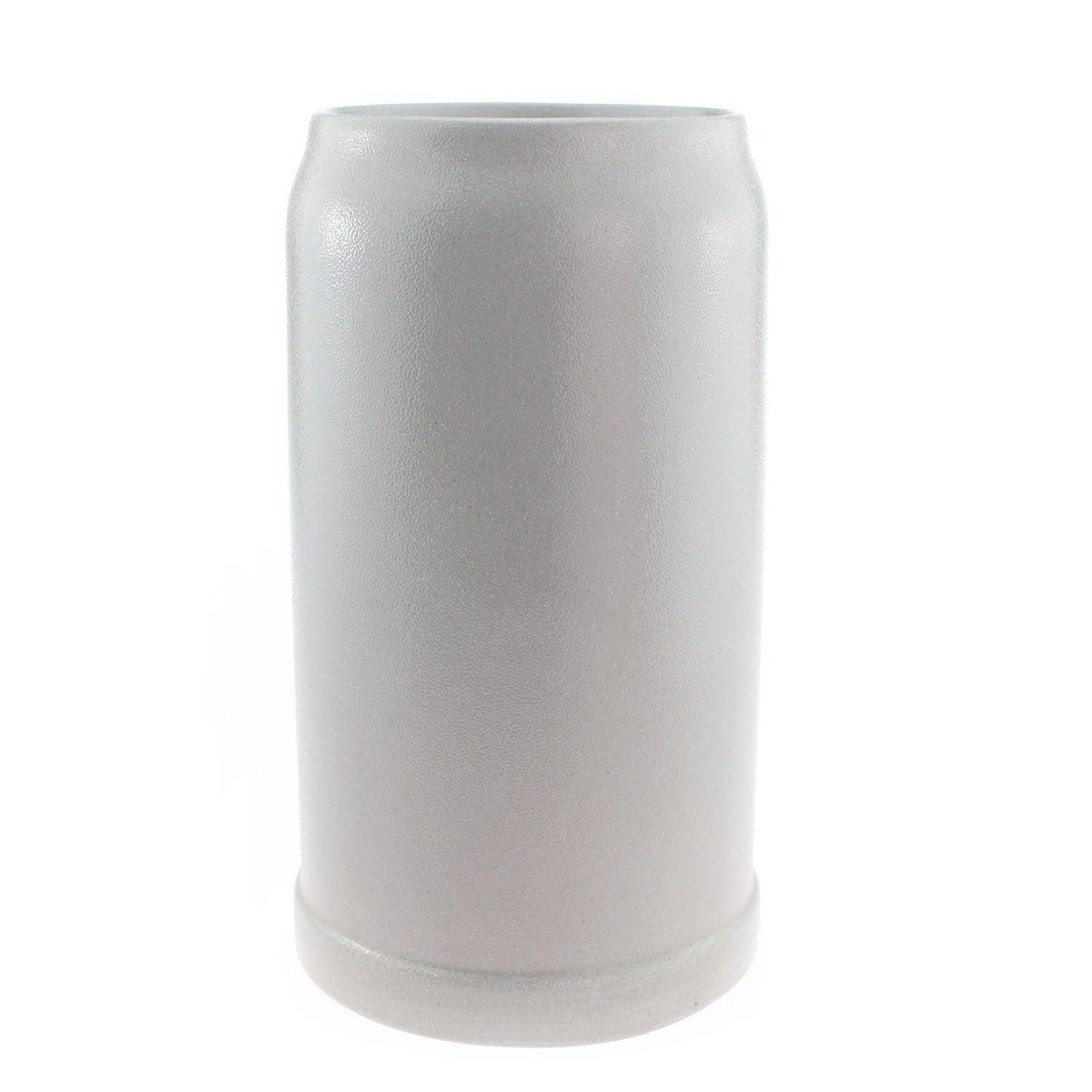 Klassischer, leerer grauer Keramik Bierkrug mit rauer, strukturierter Oberfläche auf weißem Hintergrund.