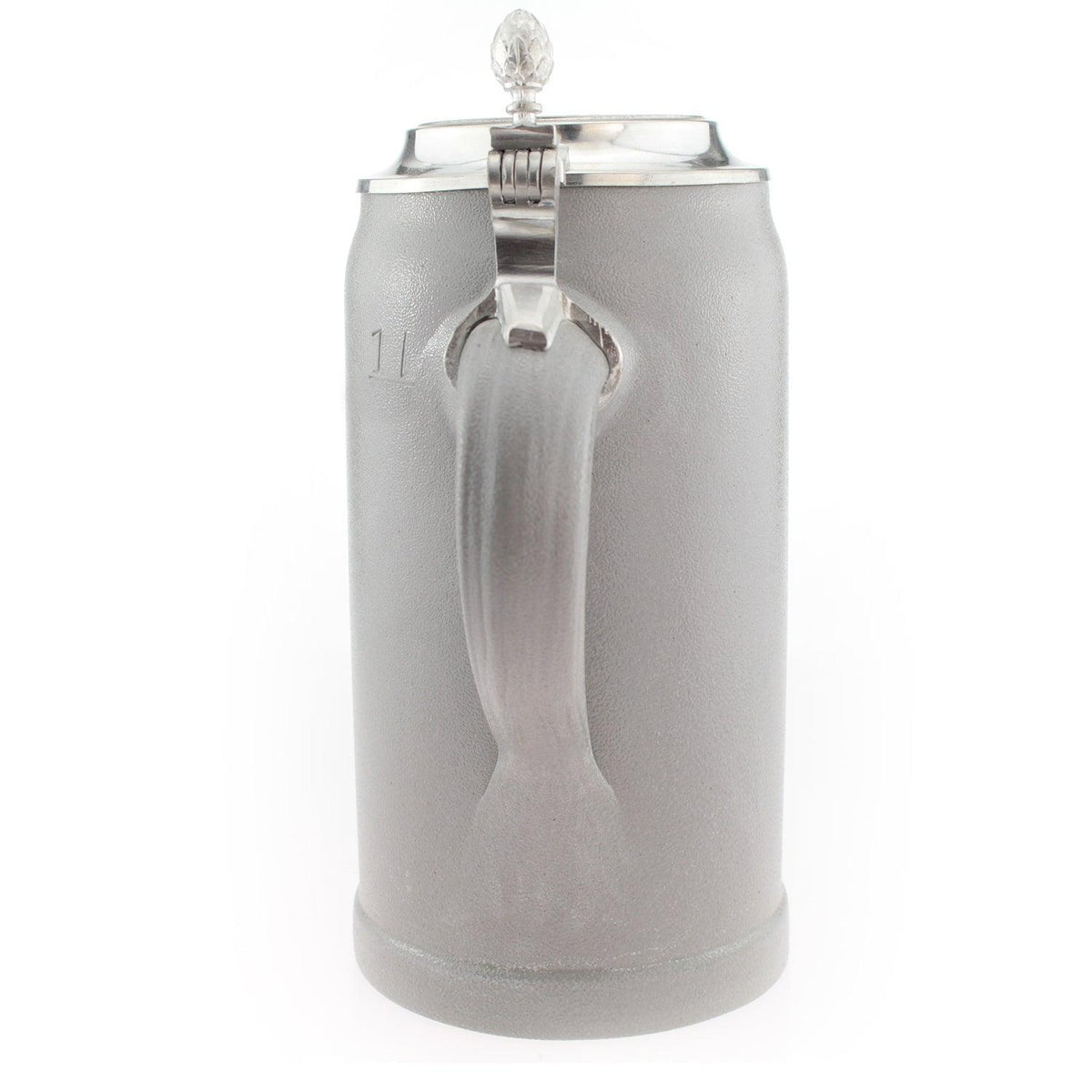 Grauer Steinzeug-Bierkrug mit 1-Liter-Markierung und silbernem Zinndeckel auf weißem Hintergrund.