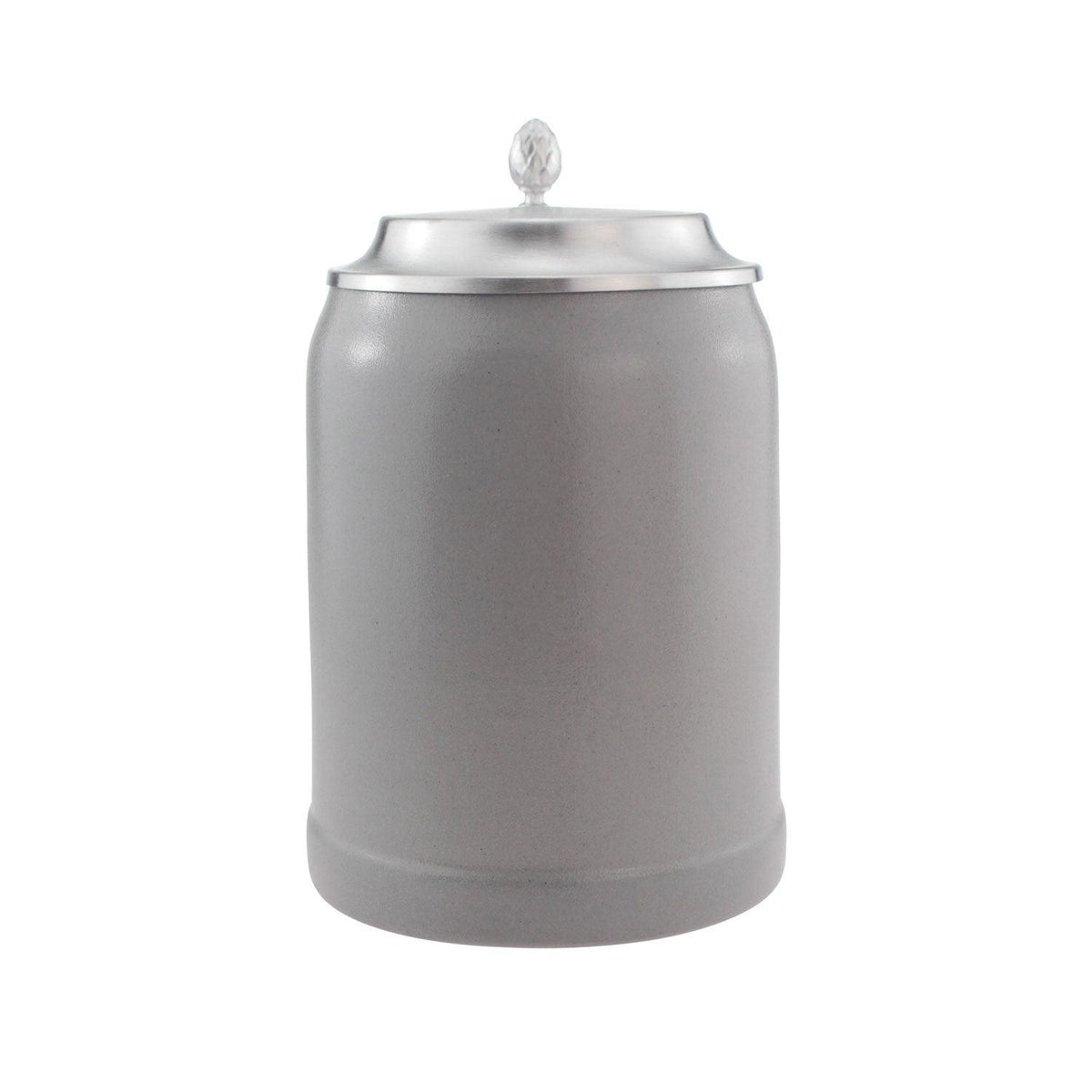 Grauer Steinzeug-Bierkrug mit glattem, zylindrischem Körper und silbernem Zinndeckel mit Zapfenverzierung.