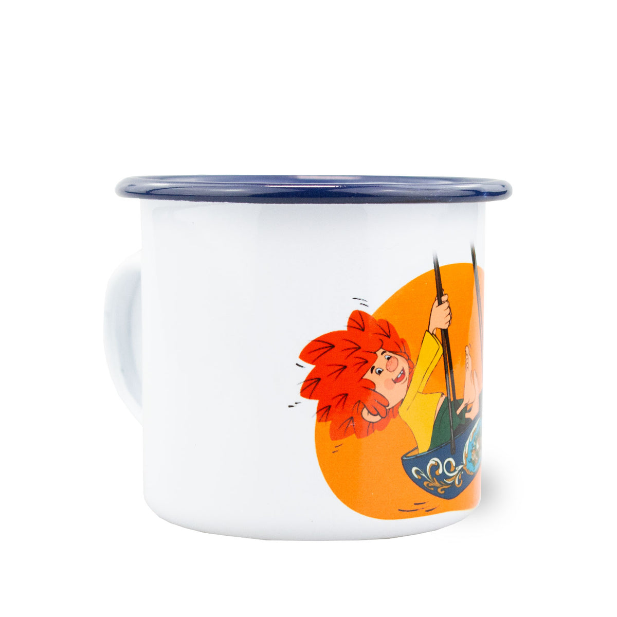 Weiße Emaille-Tasse Pumuckl "Schiffschaukel" mit rothaarigem Kobold, der fröhlich in einem Boot schaukelt.