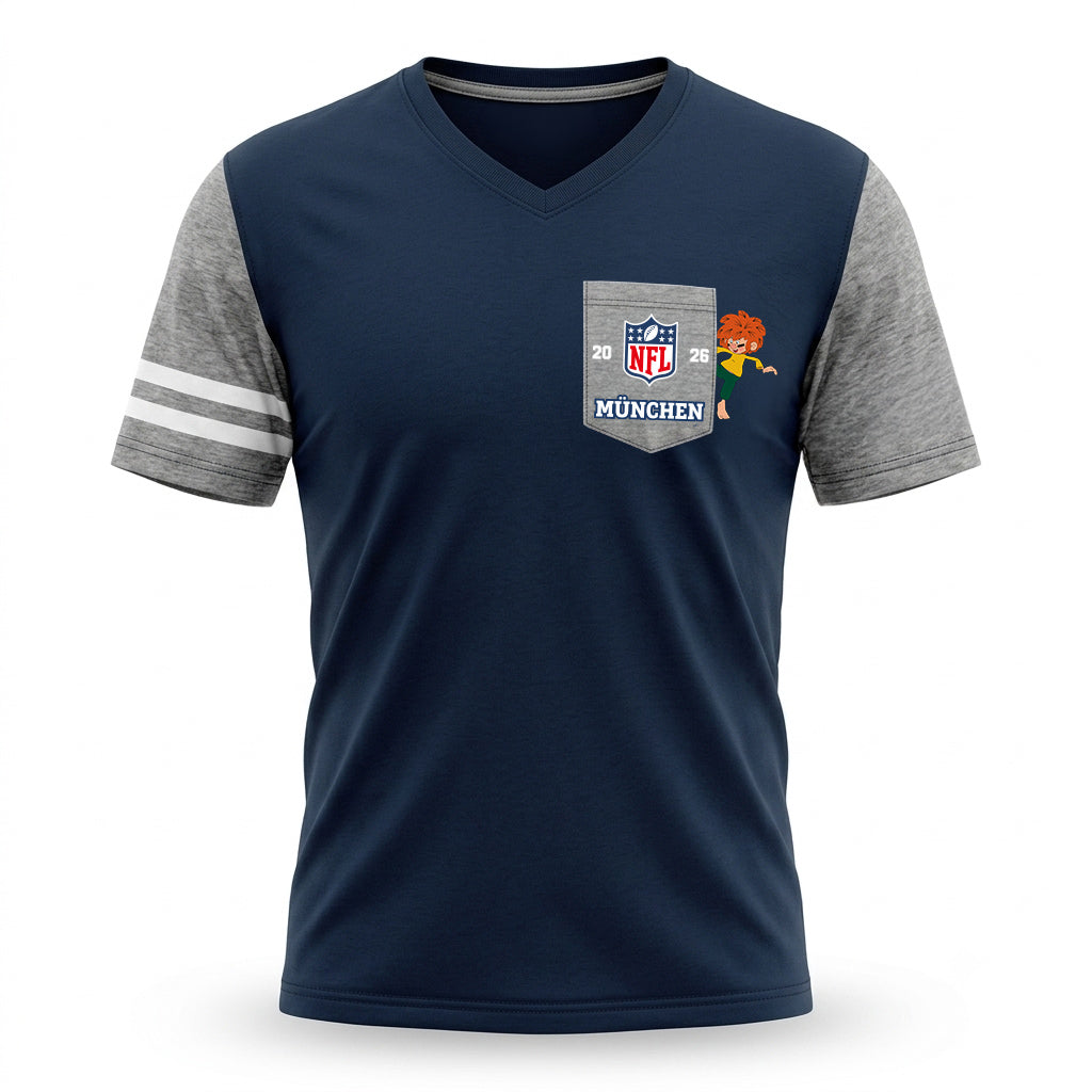 NFL x Pumuckl T-Shirt mit Brusttasche in Navy – V-Ausschnitt, graumelierte Ärmel mit weißen Streifen, graue Brusttasche mit NFL-Logo „2026 München“, daneben lugt Pumuckl hervor