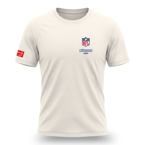 NFL x Pumuckl T-Shirt Touchdown in Weiß – Vorderseite mit NFL-München-2026-Logo und rotem Pumuckl-Label am Ärmel