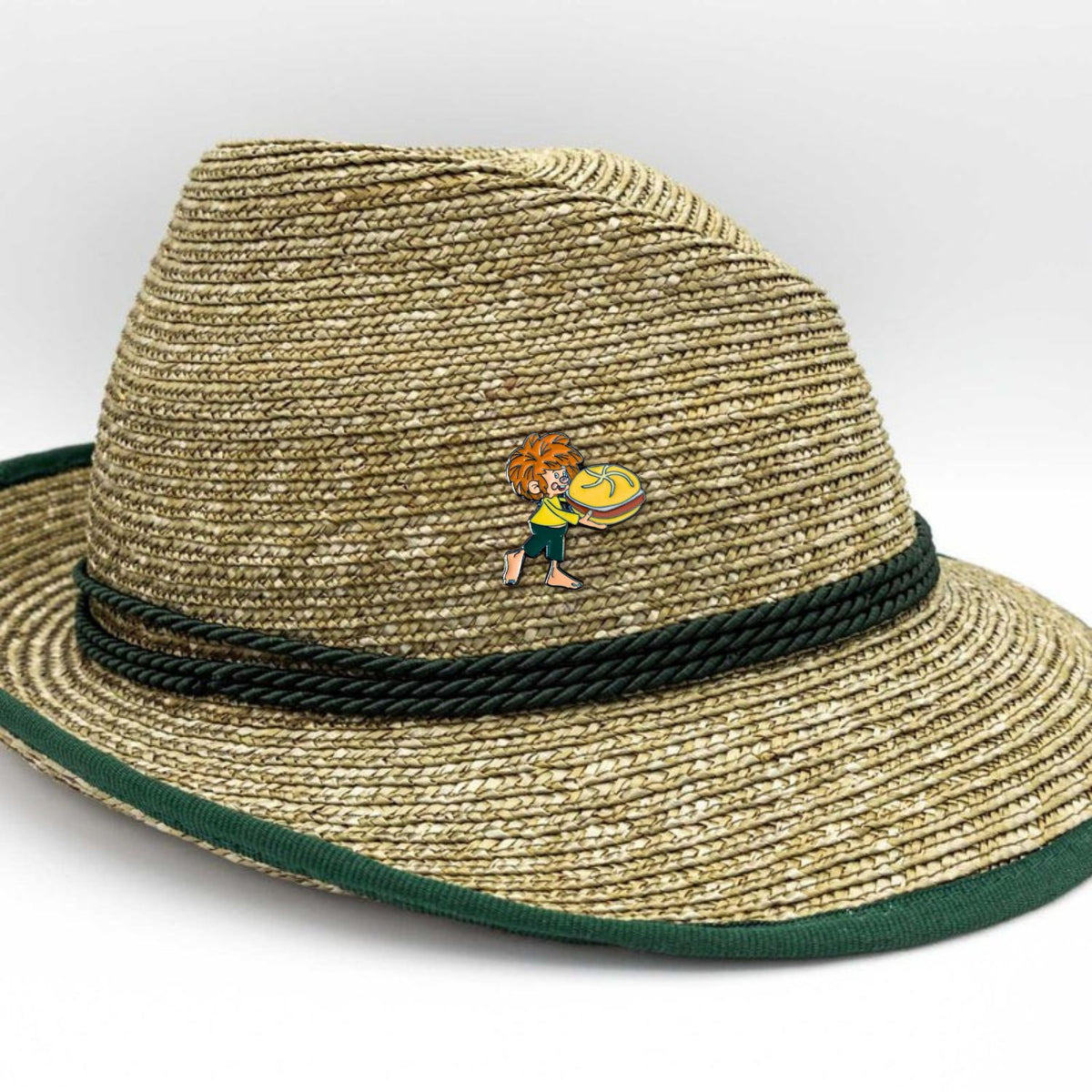 Pumuckl Pin Tracht: Leberkäs Anstecker am Strohhut mit grünem Hutband