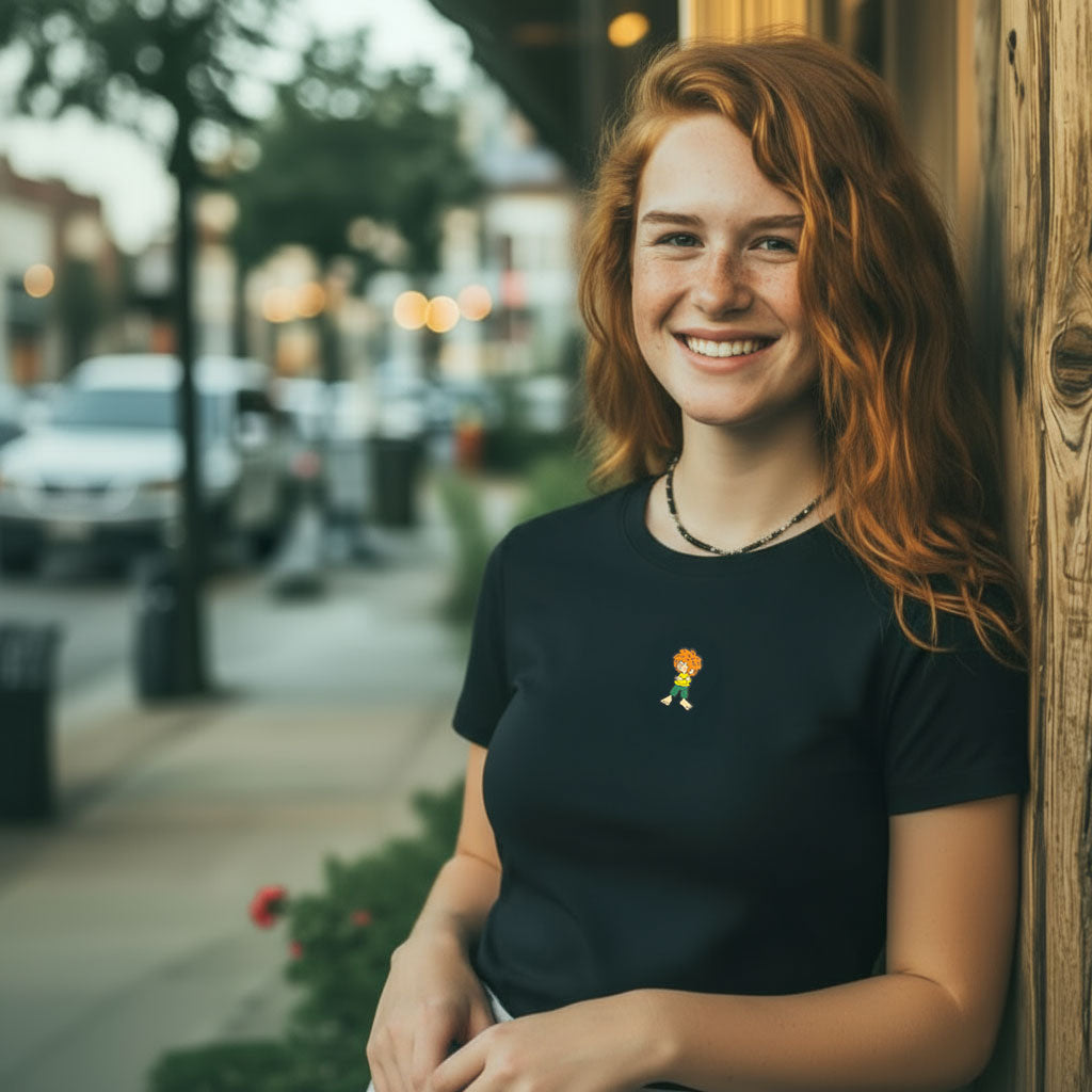 Lachende Frau im schwarzen Pumuckl T-Shirt Damen „Grantla“ mit kleinem gewebtem Pumuckl-Label