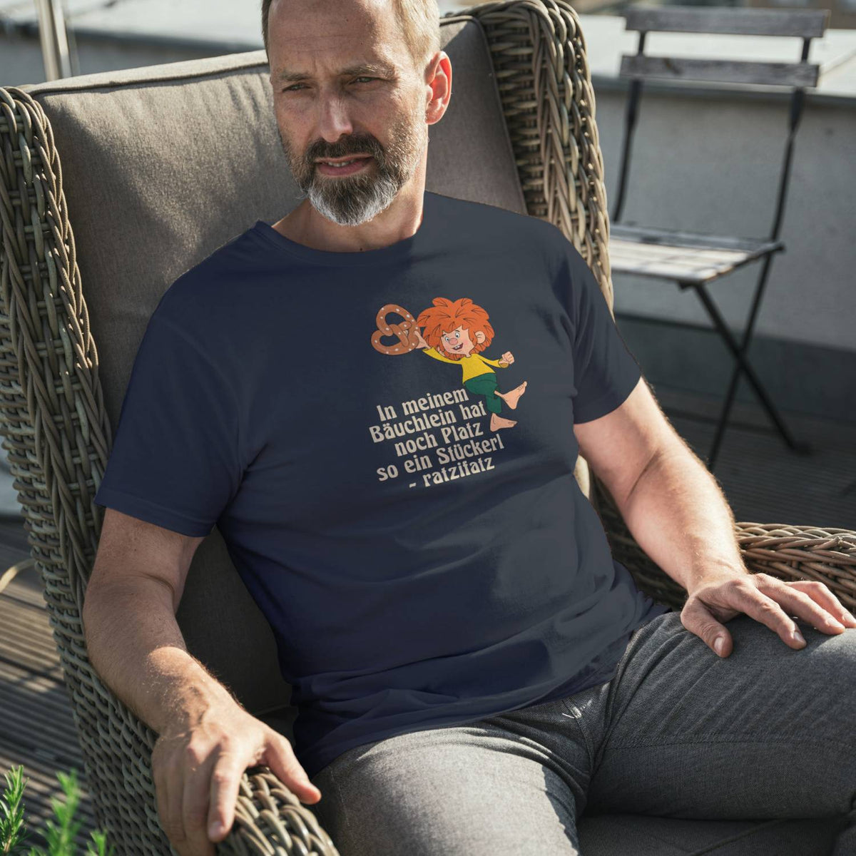 Mann im dunkelblauen Pumuckl T-Shirt Herren „Brezn Stückerl“ mit lachendem Pumuckl und Brezn-Spruch