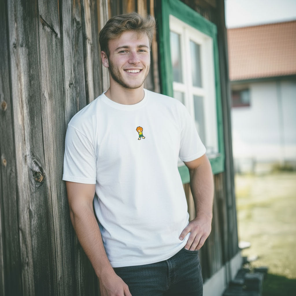 Junger Mann im weißen Pumuckl T-Shirt Herren „Grantla“ mit kleinem gewebtem Pumuckl-Label