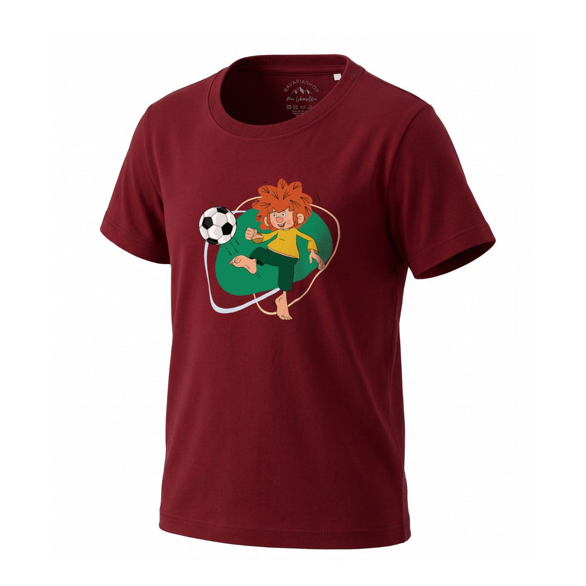 Bordeauxrotes Kinder T-Shirt mit farbigem Pumuckl-Motiv, der einen Fußball kickt, perfekt für kleine Fans.