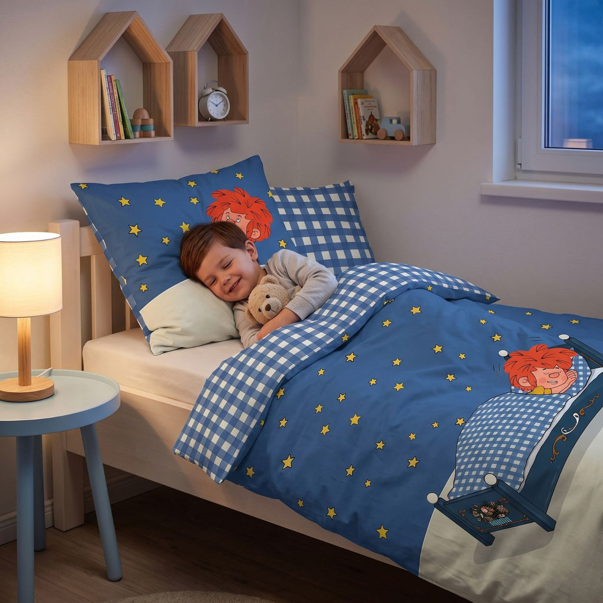 Junge schläft im Kinderzimmer in Pumuckl Bettwäsche mit Sternenhimmel und blau-weißem Karo