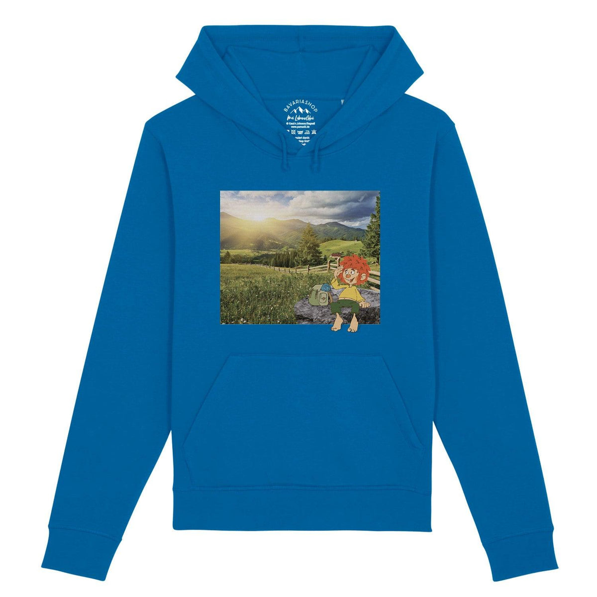 Blauer Pumuckl Herren Hoodie "Berg-Kobold" mit Kobold-Motiv vor Berglandschaft und Sonnenuntergang.