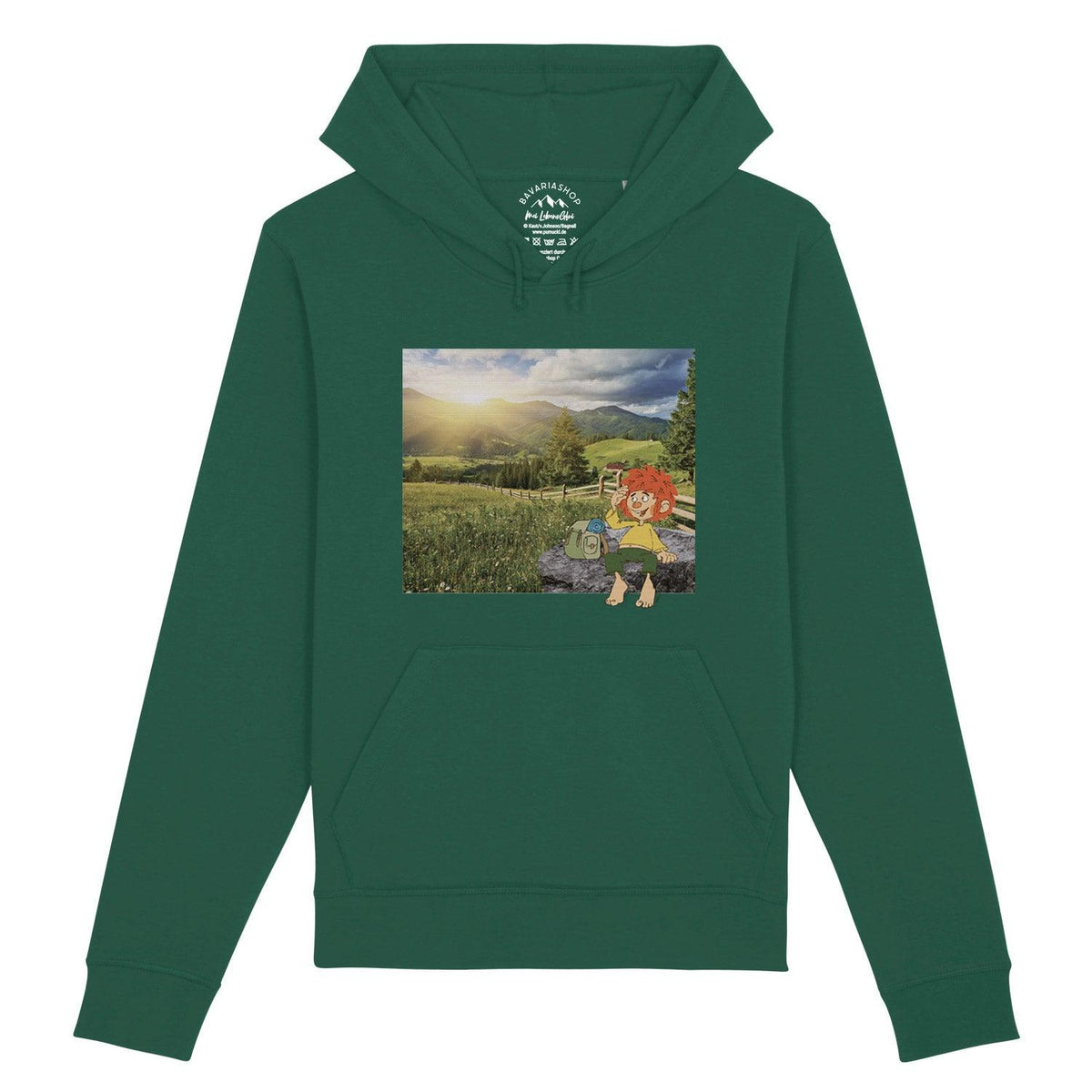 Dunkelgrüner Pumuckl Herren Hoodie Berg-Kobold mit Print von Pumuckl in bergiger Landschaft bei Sonnenuntergang.