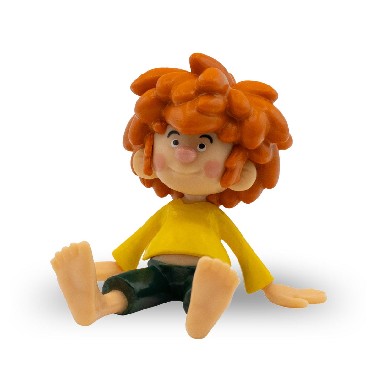 Sitzende Pumuckl Figur 5 cm mit rotem Haar, gelbem Hemd und grüner Hose, detailliert und farbenfroh.