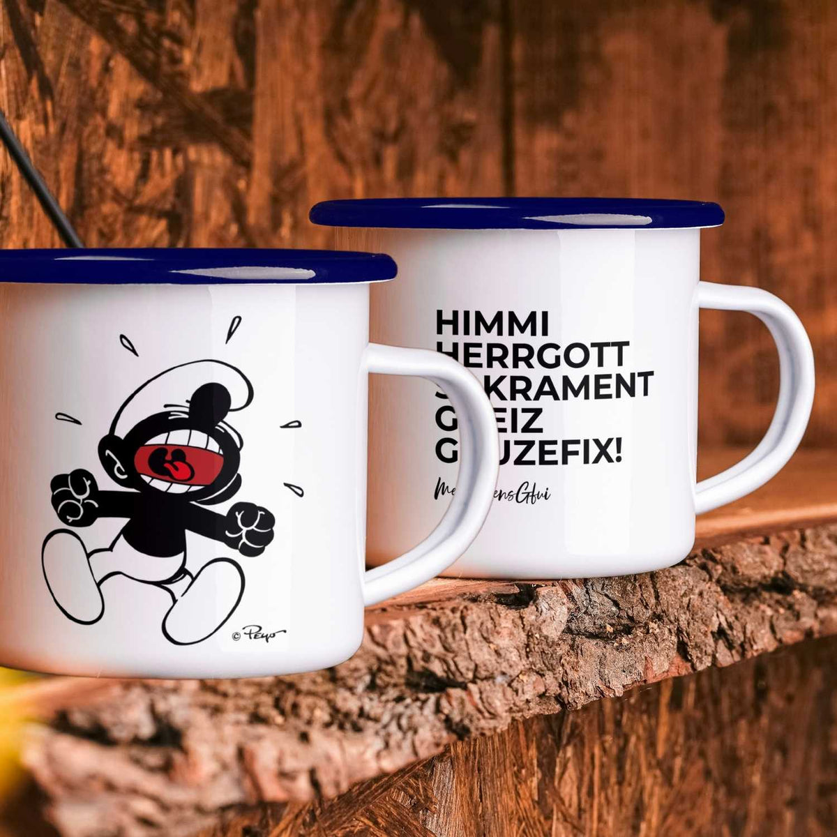 Schlümpfe Emailletasse "Himme Herrgott" mit fluchendem Schlumpf Motiv und bayrischem Spruch auf Holzbrett.