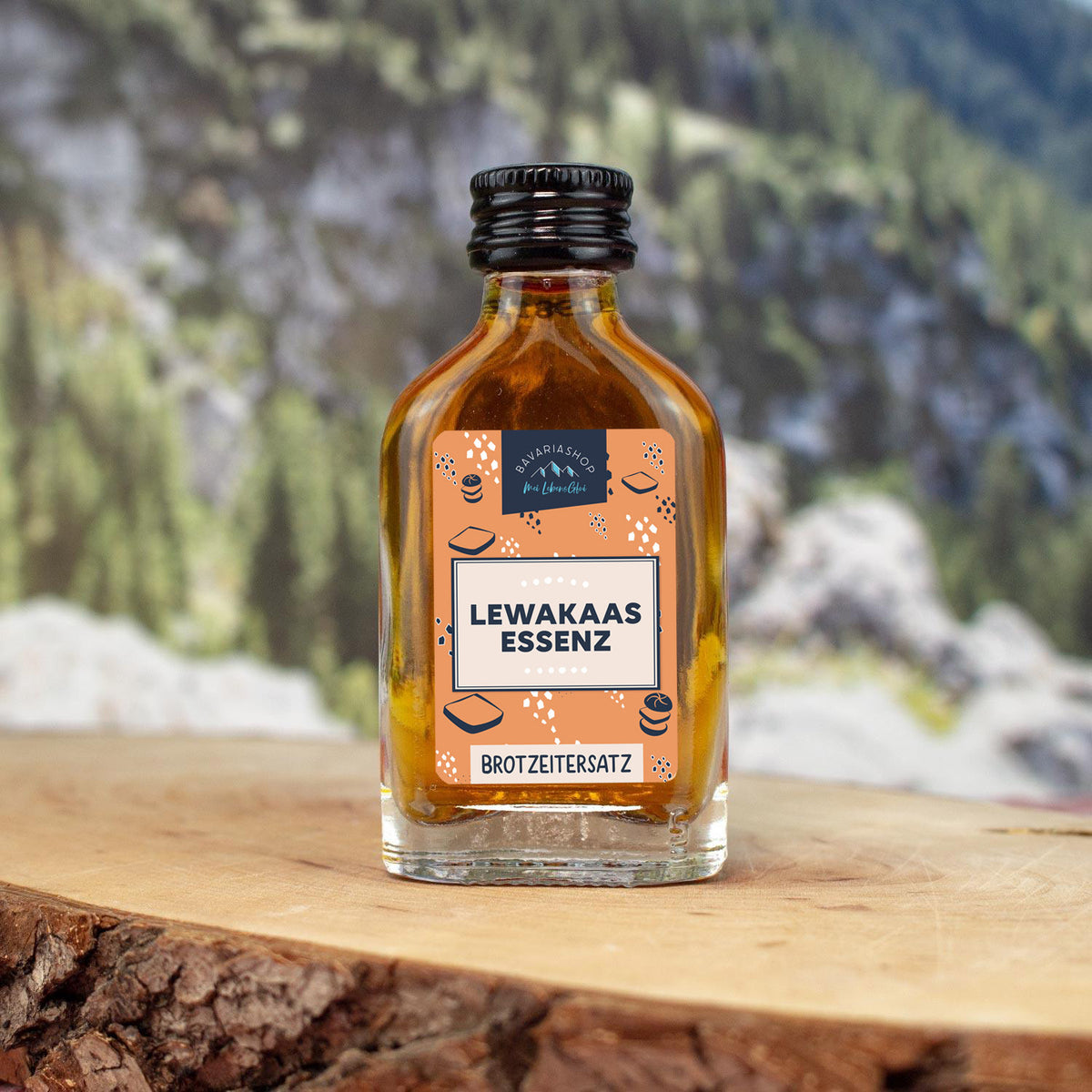 Kräuterlikör in transparenter Mini-Glasflasche mit goldbrauner Flüssigkeit und schwarzem Etikett, 2 cl, 30 % vol.