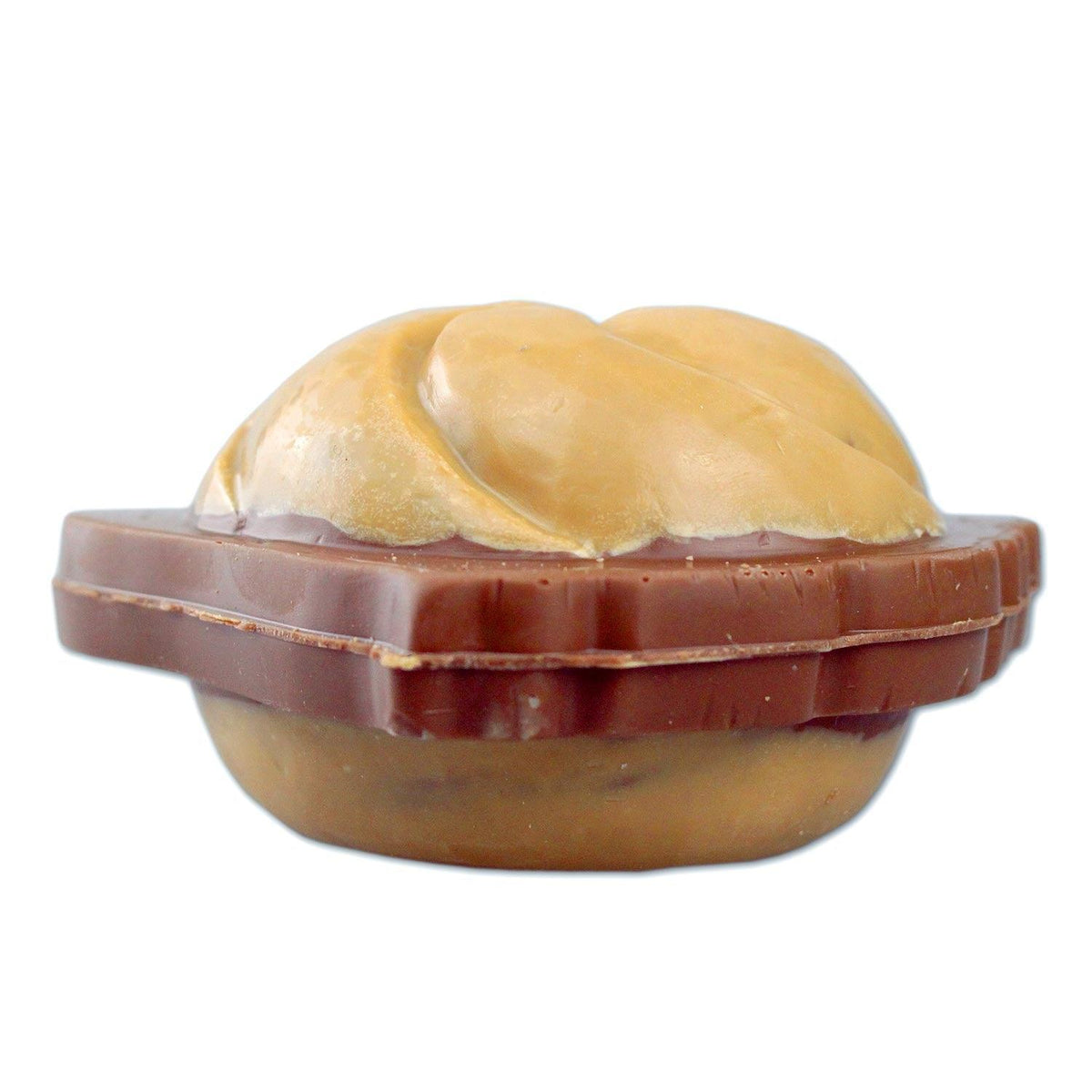 Vegetarische Leberkassemmel aus Vollmilchschokolade, belegt mit karamellisierter weißer Schokolade, ca. 10 × 10 × 6 cm.