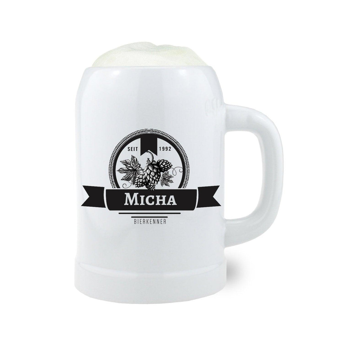 Weißer Bierkrug mit personalisiertem Namen "Micha" und Hopfenmotiv, gefüllt mit frischem Bierschaum.
