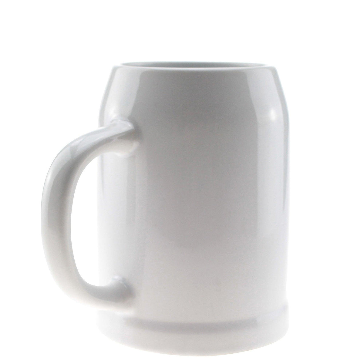 Klassischer, leerer, weißer Keramik-Bierkrug mit Henkel auf sauberem, isoliertem Hintergrund.