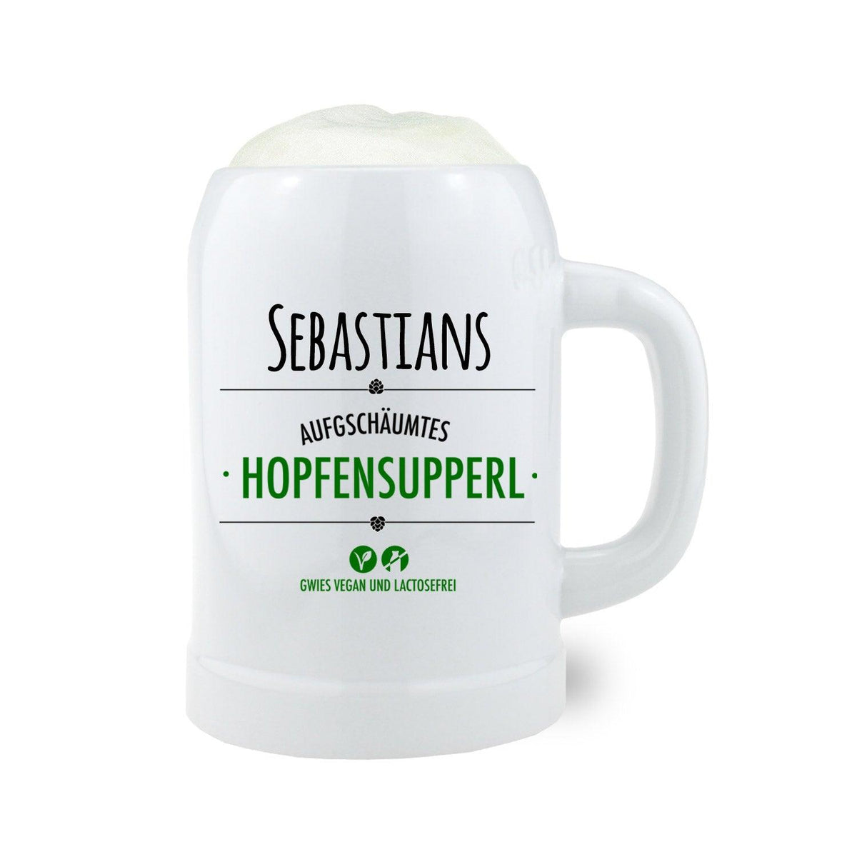 Weißer Bierkrug mit Aufdruck Sebastians Aufgeschäumtes Hopfensupperl, vegan und laktosefrei, gefüllt mit Schaum.