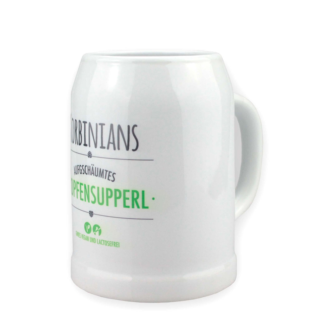 Weißer Keramik-Bierkrug mit lustigem Aufdruck "KORBINIAN'S AUFGESCHÄUMTES HOPFENSUPPERL vegan laktosefrei
