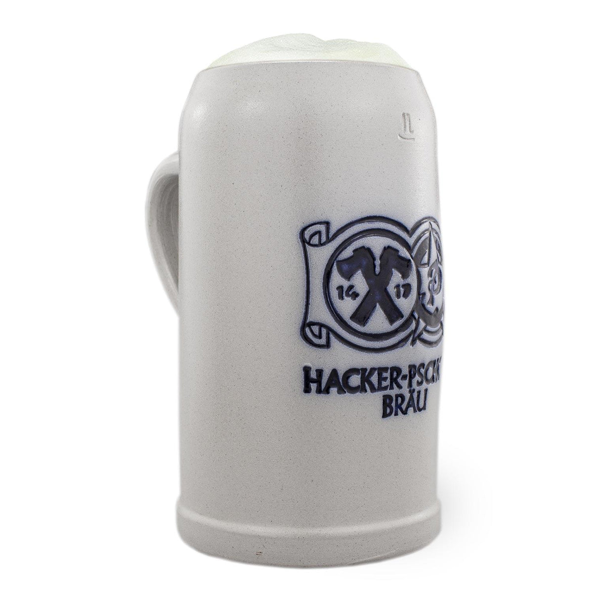 Traditioneller Bierkrug aus Keramik, gefüllt mit Bier und Schaumkrone, mit blauem Hacker-Pschorr Emblem.