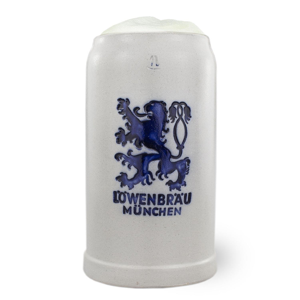 Grauer Keramik-Bierkrug mit blauem Löwenbräu München Logo und Schaumkrone, gefüllt mit Bier.