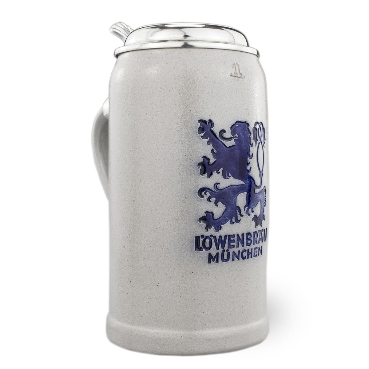 Steingut-Bierkrug mit blauem Löwenbräu-München-Logo, Gravur und glänzendem Zinndeckel.