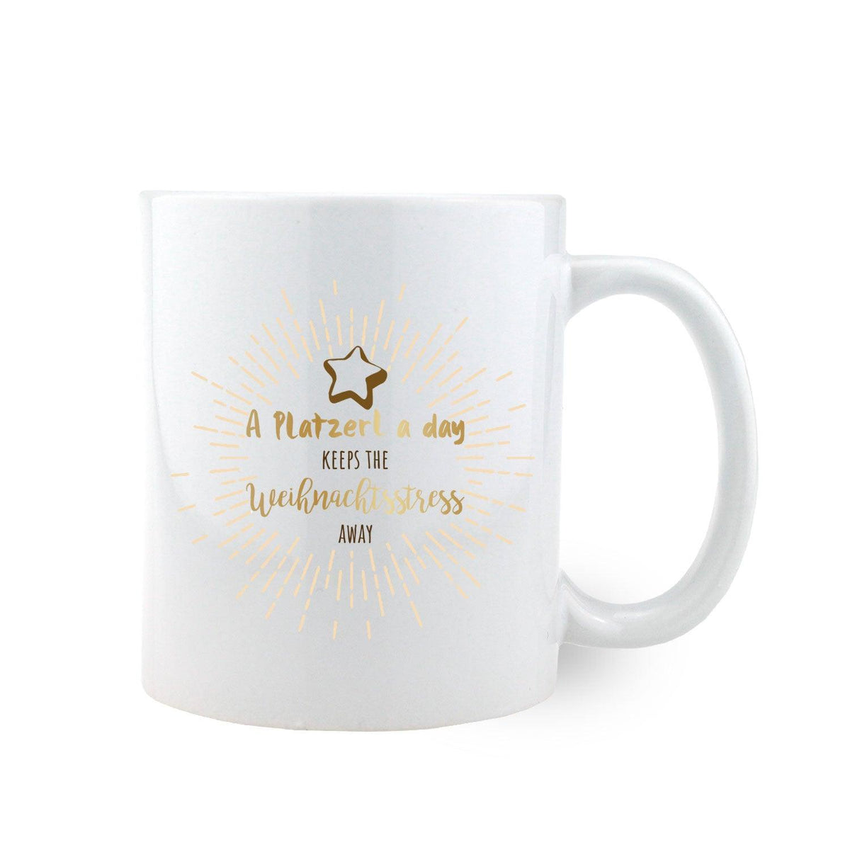 Weiße Tasse mit Aufschrift "A Platzerl a day keeps the Weihnachtsstress away" und Sternenmotiv, perfekt für die Weihnachtsbox Vorfreude.