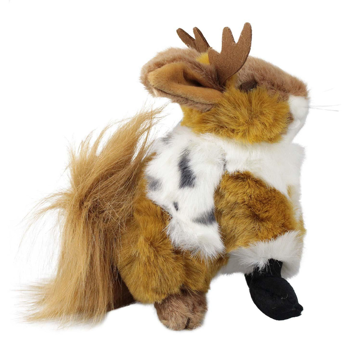 Niedlicher liegender Plüsch-Jackalope mit braunem Fell, weißen Flecken und kleinen Geweih-Ohren, detaillierter Schwanz.