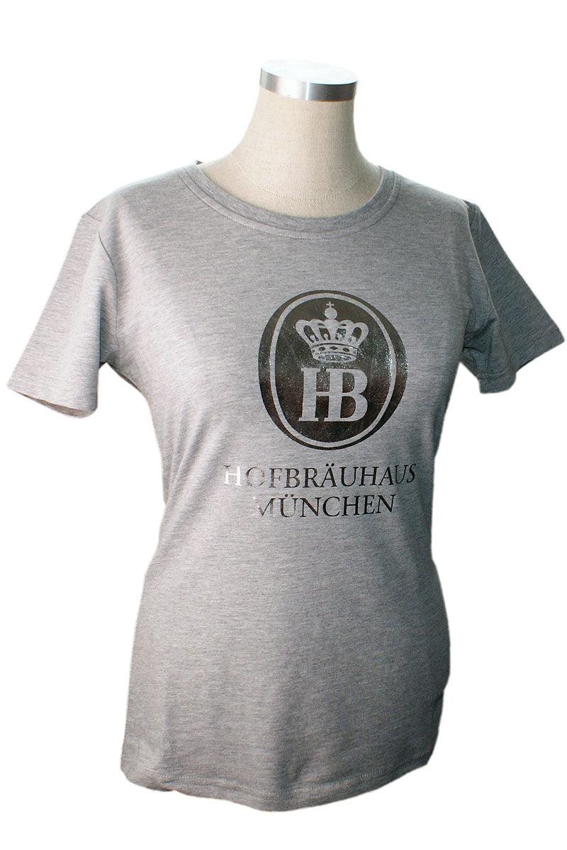 Graues T-Shirt mit Aufdruck des Hofbräuhaus München Logos und Schriftzug auf einem Modell.