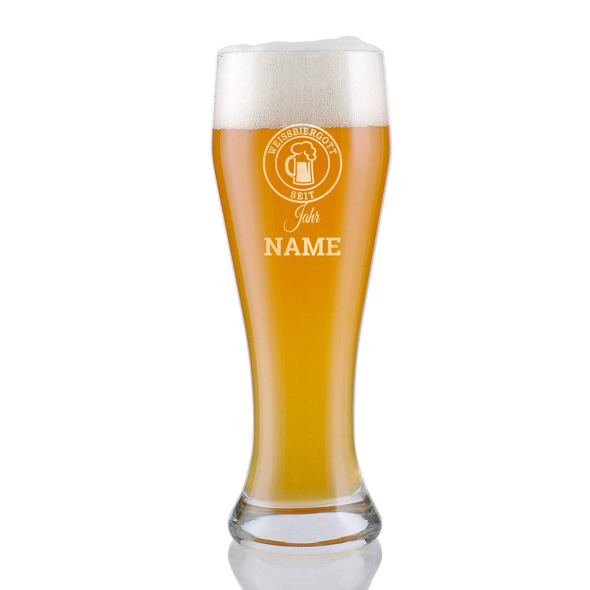 Weizenbierglas mit Gravur "Weissbiergott" und individuellem Namen, gefüllt mit hellem Weizenbier und Schaumkrone.