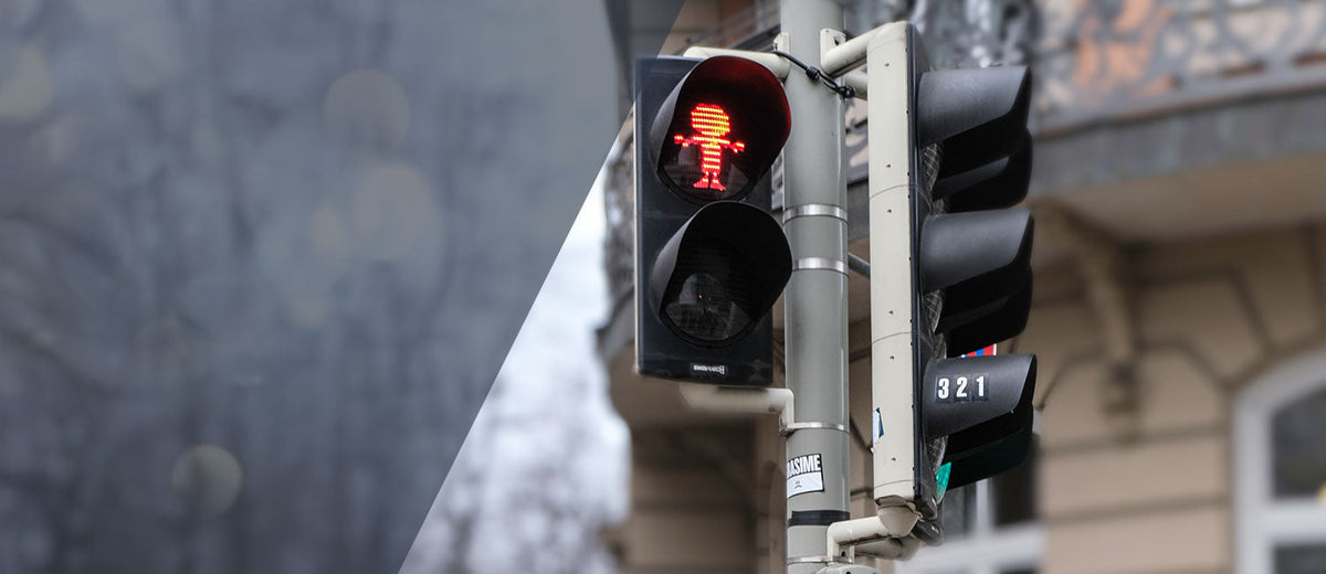 Ampel mit rotem Pumuckl-Motiv statt des Ampelmännchens als Verbotssignal für Fußgänger, Teil der Kollektion.