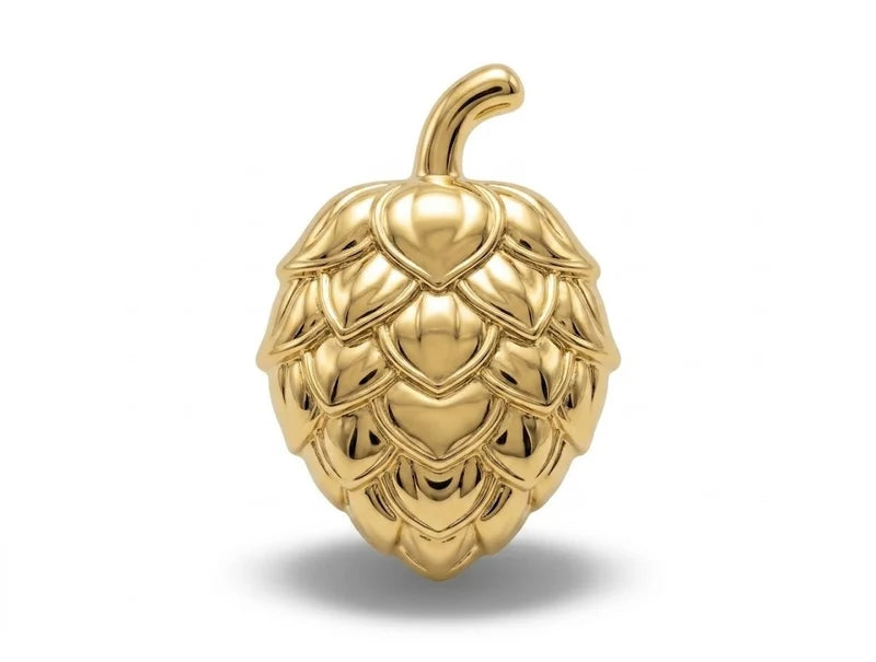 Hopfen Pin gold: plastisch geformte Hopfendolde aus goldfarbenem Metall als Anstecker